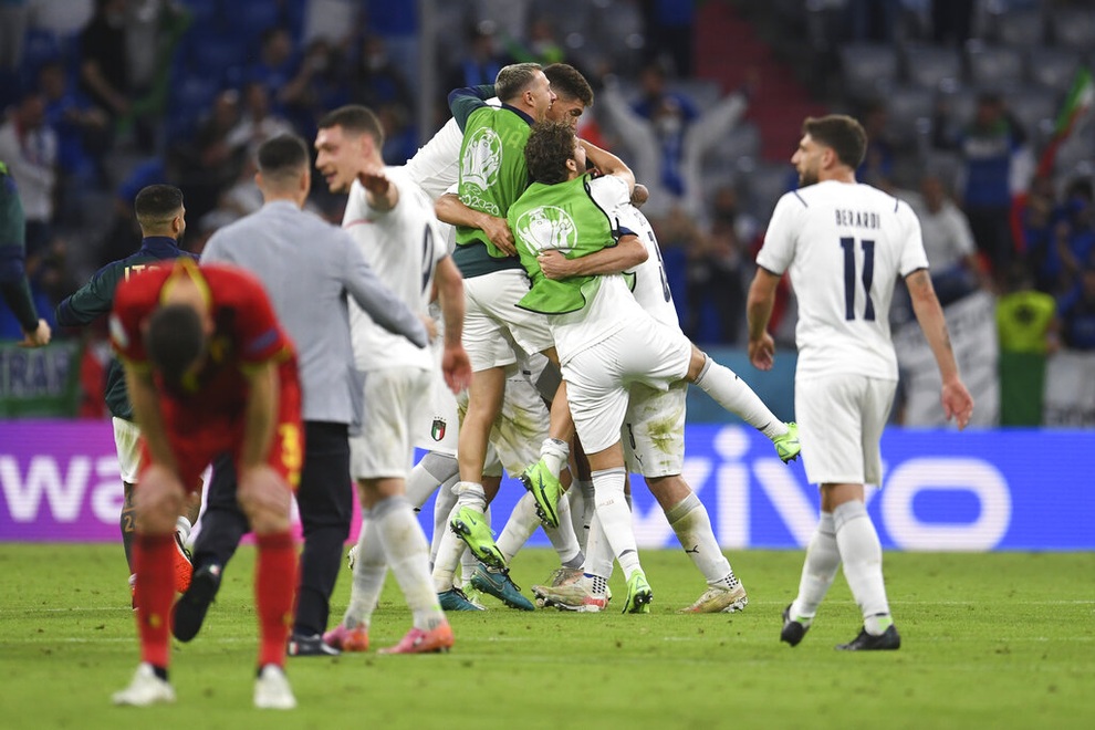 Niềm vui sướng tột độ của đội tuyển Italia sau khi đánh bại Bỉ - 17 Niềm vui sướng tột độ của đội tuyển Italia sau khi đánh bại Bỉ - 17