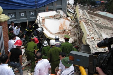 Xe tải tông sập vọng gác, 4 người bị vùi lấp