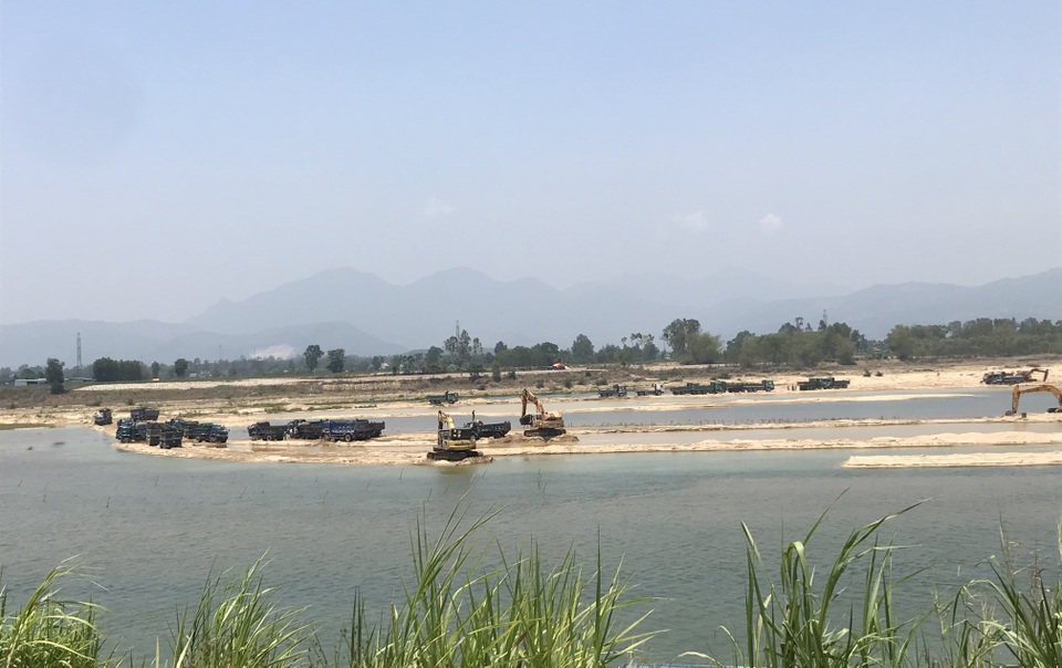 Đại công trường khai thác cát trái phép trên sông Trà Khúc - 1 Đại công trường khai thác cát trái phép trên sông Trà Khúc - 1