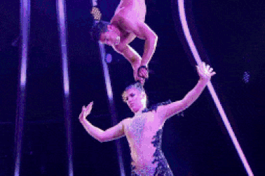 Thót tim với cú tiếp đất ngoạn mục của cặp đôi trình diễn vũ điệu trên không