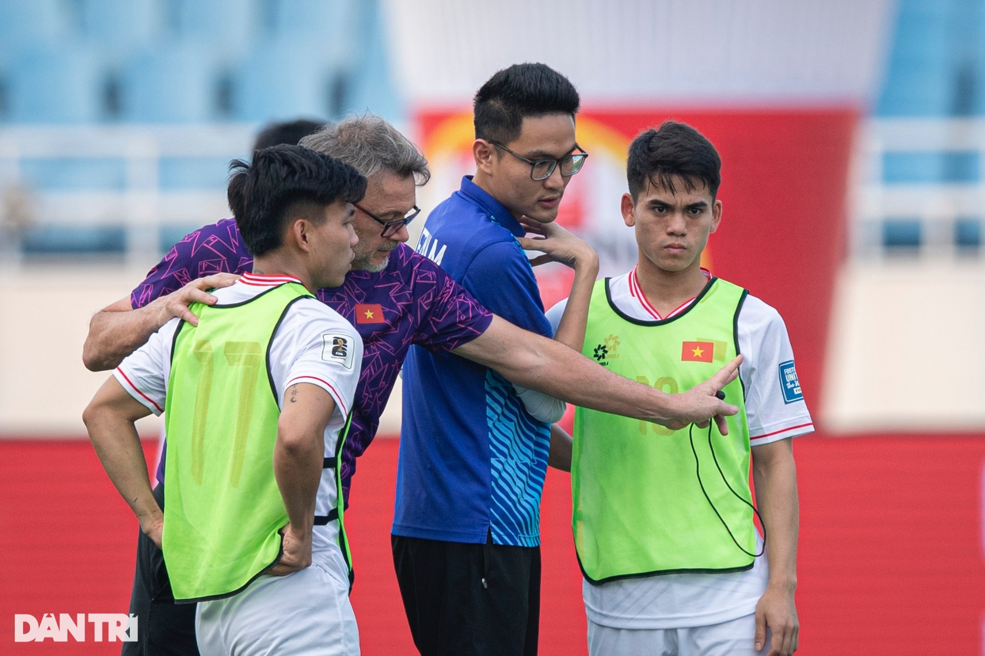 HLV Troussier căng thẳng, liên tục dừng buổi tập của tuyển Việt Nam - 4 HLV Troussier căng thẳng, liên tục dừng buổi tập của tuyển Việt Nam - 4