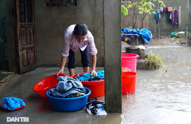 Đôi mắt trũng sâu của người phụ nữ nhìn cảnh nhà tan hoang sau lũ dữ - 11 Đôi mắt trũng sâu của người phụ nữ nhìn cảnh nhà tan hoang sau lũ dữ - 11