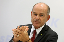 Tỷ phú Đức bị nghi ngờ "giả chết để sang Nga sống với tình nhân"