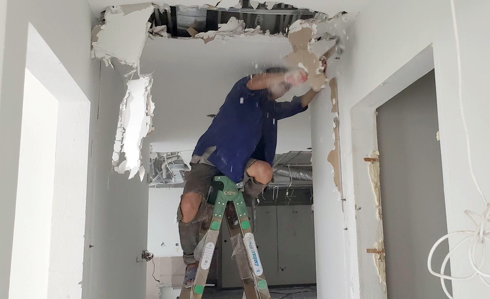 Hà Nội cắt mái bê tông tầng 18 tòa nhà 8B Lê Trực - 7