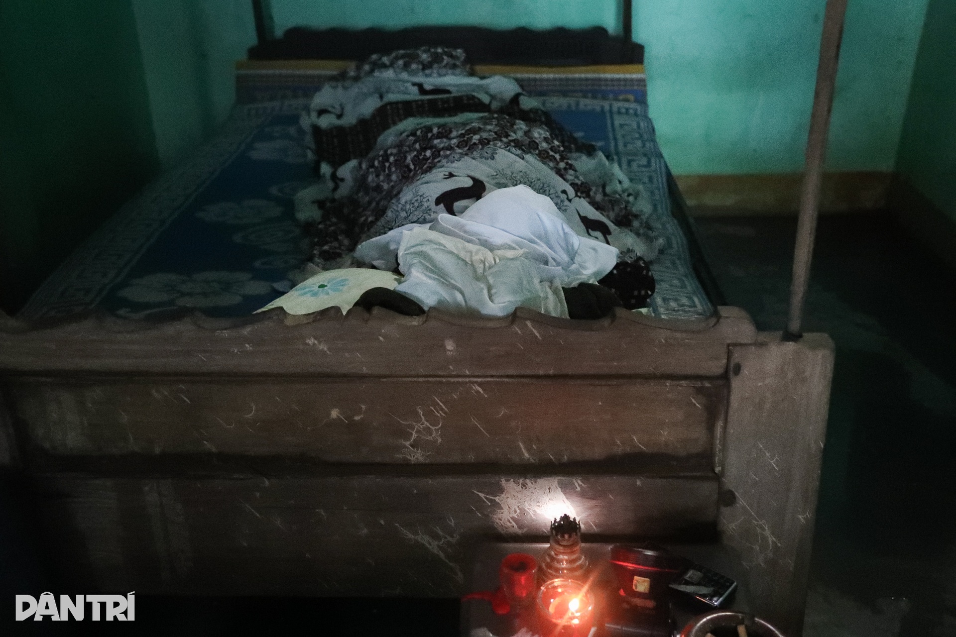 Những đám tang lạnh lẽo giữa vùng lũ chưa kịp rút ở Phú Yên - 1