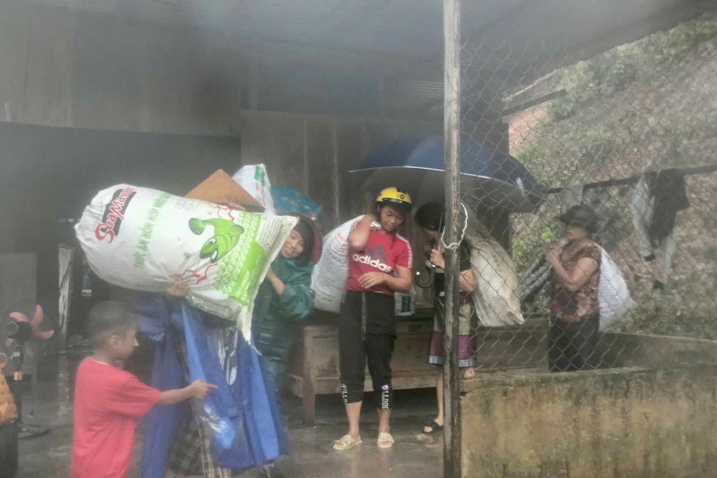 Hứng liên tiếp 2 cơn bão trong chưa đầy một tuần, miền Trung sơ tán dân - 4 Hứng liên tiếp 2 cơn bão trong chưa đầy một tuần, miền Trung sơ tán dân - 4