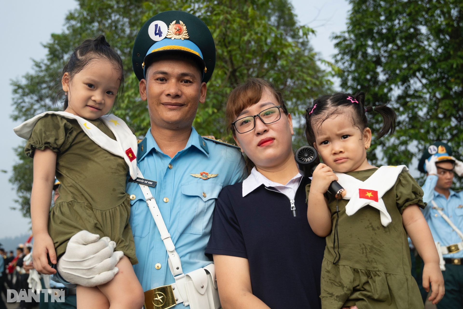 Dậy từ 3h sáng, người dân vượt trăm cây số cổ vũ các chiến sĩ tập diễu binh - 5 Dậy từ 3h sáng, người dân vượt trăm cây số cổ vũ các chiến sĩ tập diễu binh - 5