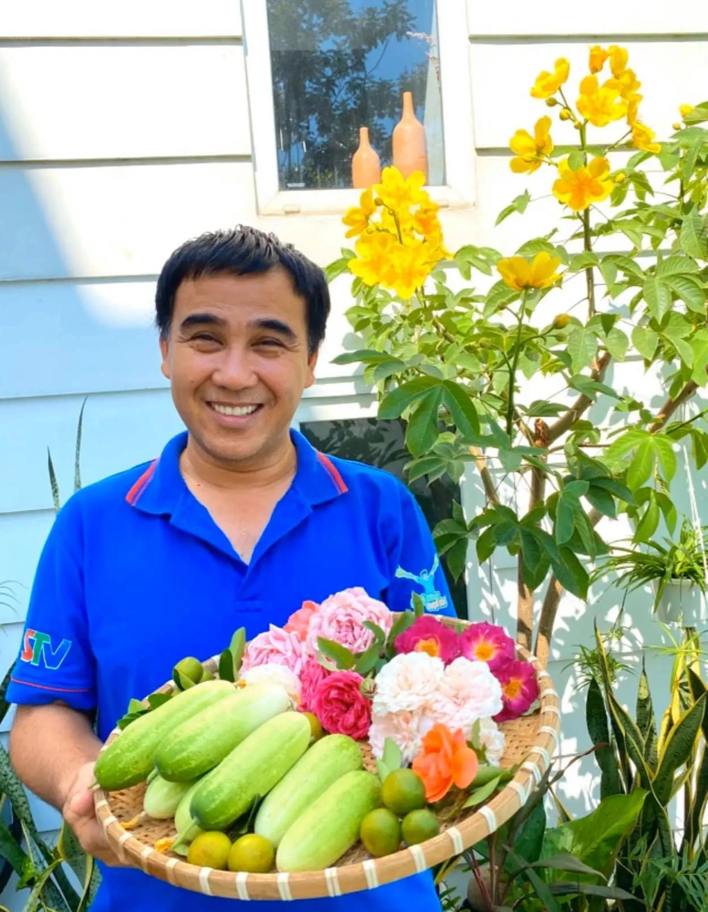Quyền Linh sống mộc mạc, chăm cây, trồng hoa trong biệt thự 21 tỷ đồng - 9 Quyền Linh sống mộc mạc, chăm cây, trồng hoa trong biệt thự 21 tỷ đồng - 9