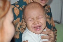 Cháu bé 2 tuổi khóc thét vì ung thư võng mạc