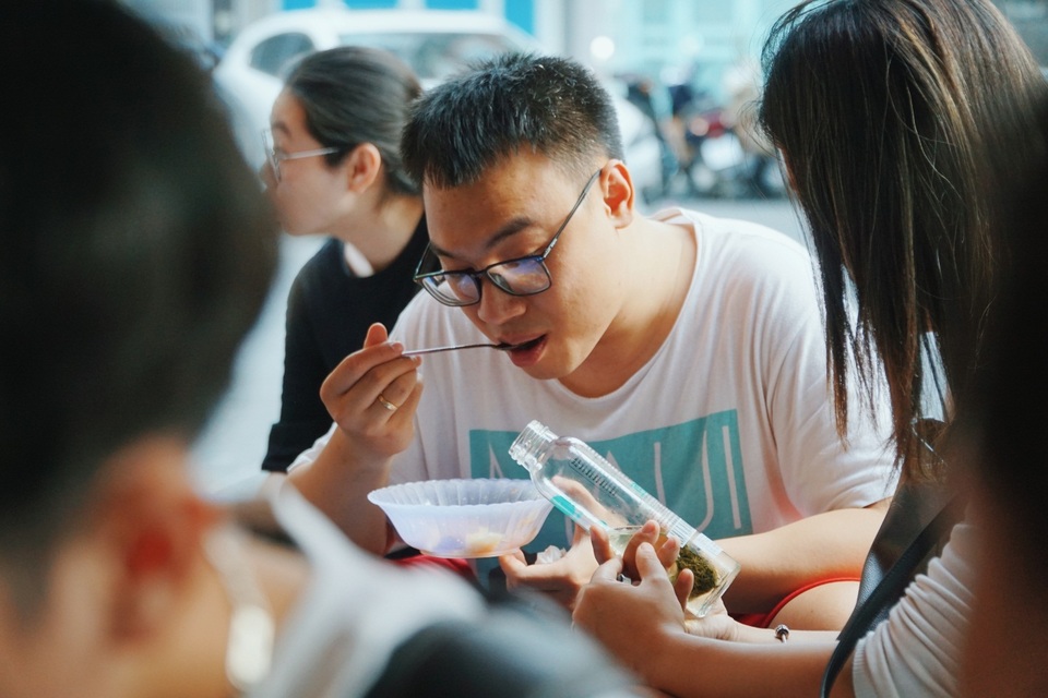Quán bánh rán vỉa hè Hà Nội, ngày cả trăm lượt khách xếp hàng thưởng thức - 8 Quán bánh rán vỉa hè Hà Nội, ngày cả trăm lượt khách xếp hàng thưởng thức - 8