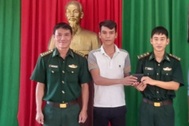 Thuyền trưởng tàu biên phòng trả lại tài sản cho người đánh rơi