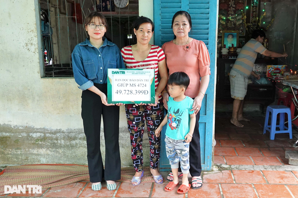 Trao gần 50 triệu đồng tới người mẹ đơn thân Trao gần 50 triệu đồng tới người mẹ đơn thân