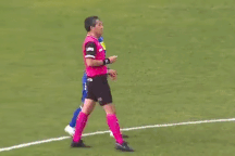 Trọng tài húc đầu vào mặt cầu thủ vì bị khiêu khích