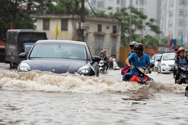 Mùa mưa, nên lái xe phóng nhanh hay đi từ từ qua vũng nước sâu?