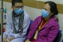 Xót xa cảnh mẹ u thực quản chăm con ung thư máu