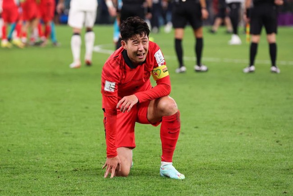 Vỡ òa niềm hạnh phúc, Son Heung Min bật khóc ngon lành trên sân - 7 Vỡ òa niềm hạnh phúc, Son Heung Min bật khóc ngon lành trên sân - 7