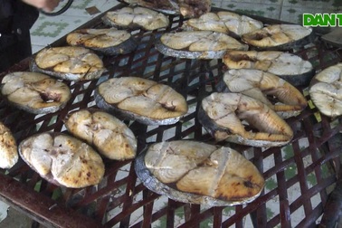 Nhu cầu tăng gấp đôi, thợ toát mồ hôi nướng cá trong giá rét phục vụ khách