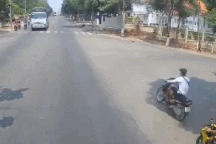 Bốc đầu xe máy khi qua ngã tư, nam thanh niên nhận cái kết ê chề