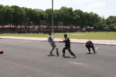 Xem cảnh sát cơ động biểu diễn trấn áp nhóm tội phạm có vũ khí