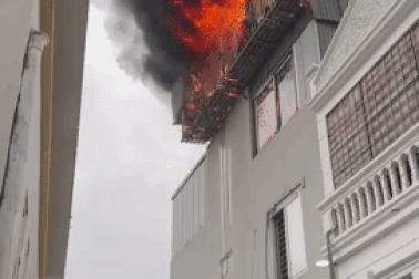 Nhà 5 tầng ở Hà Nội bốc cháy ngùn ngụt