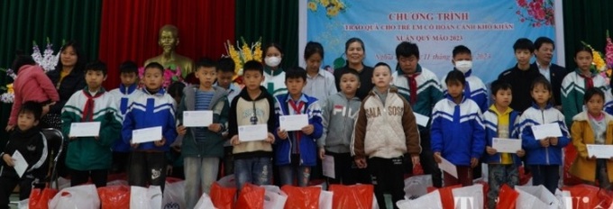 Bà Nguyễn Thị Thanh Hòa - Chủ tịch Hội Bảo vệ quyền trẻ em Việt Nam và ông Ngô Thanh Giang - Giám đốc Sở Lao động - Thương binh và Xã hội tỉnh Yên Bái trao 25 suất quà đầu tiên đến tận tay những trẻ em khuyết tật, trẻ em mồ côi và trẻ em có hoàn cảnh đặc biệt khó khăn thị xã Nghĩa Lộ.