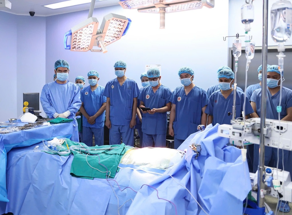Bác sĩ vượt mưa gió hàng trăm ki-lô-mét, chạy đua cứu sống 3 người bệnh - 1 Bác sĩ vượt mưa gió hàng trăm ki-lô-mét, chạy đua cứu sống 3 người bệnh - 1