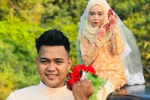 Chuyện tình gây sốt của cô gái tí hon lấy được chồng đẹp trai như diễn viên