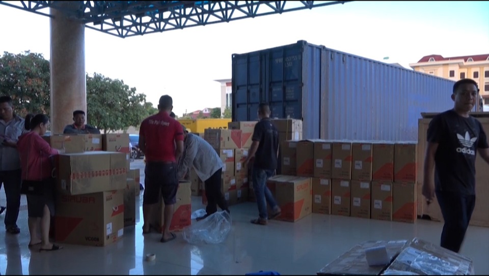 Tạm giữ lô hàng do nước ngoài sản xuất trị giá 400 triệu đồng không giấy tờ - 1 Tạm giữ lô hàng do nước ngoài sản xuất trị giá 400 triệu đồng không giấy tờ - 1