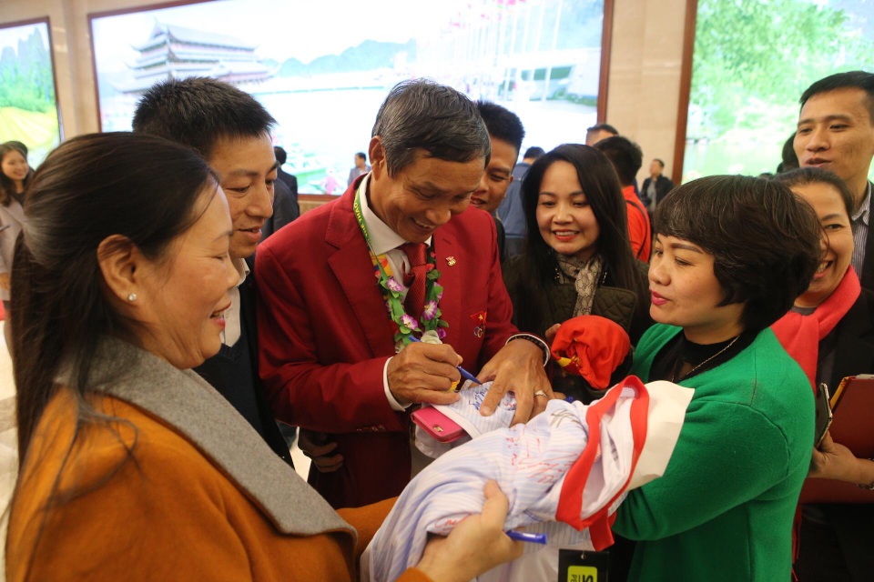 Thủ tướng: Sau các cầu thủ là cả dân tộc, là bản lĩnh, khát vọng Việt Nam - 8 Thủ tướng: Sau các cầu thủ là cả dân tộc, là bản lĩnh, khát vọng Việt Nam - 8