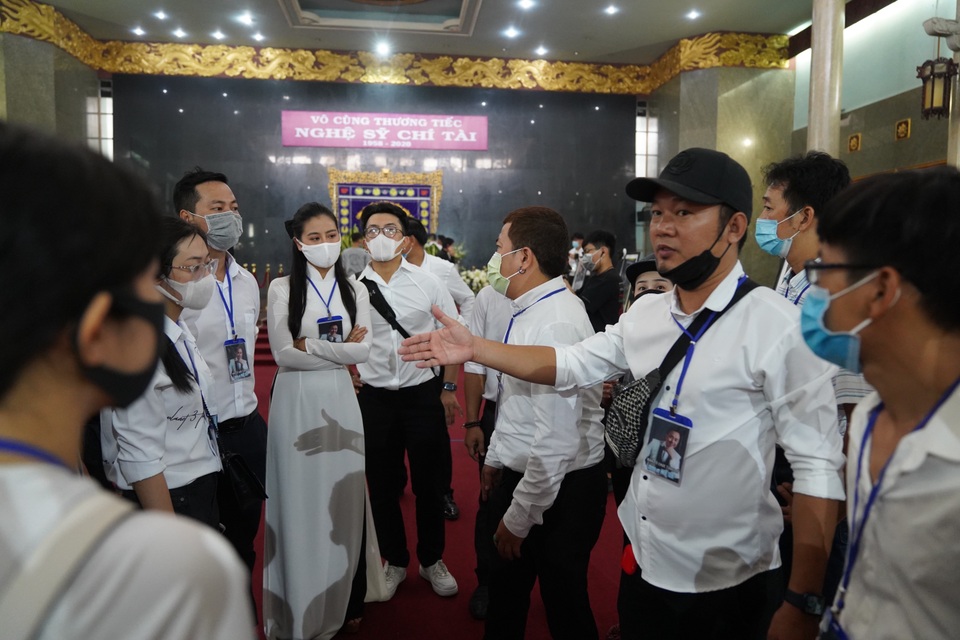 Xúc động hình ảnh nghệ sĩ nắm tay nhau hộ tống linh cữu danh hài Chí Tài - 16 Xúc động hình ảnh nghệ sĩ nắm tay nhau hộ tống linh cữu danh hài Chí Tài - 16