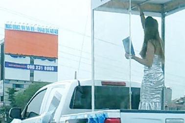 Đưa người mẫu vào lồng kính diễu phố, bị phạt 6 triệu đồng