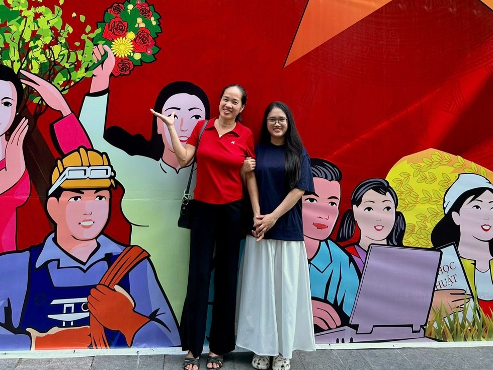 Hà Nội:  Bố thợ xây, mẹ cấy thuê, con học trường Y, người du học Pháp - 3 Hà Nội:  Bố thợ xây, mẹ cấy thuê, con học trường Y, người du học Pháp - 3