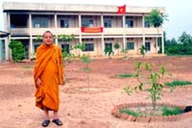 Nhà sư hiến đất xây trường