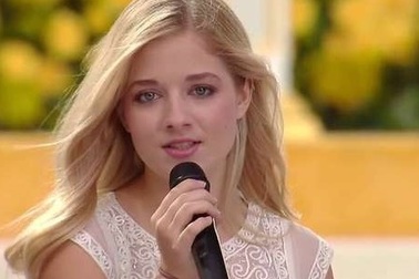 Sự run rẩy khi hát quốc ca Mỹ khiến nữ ca sĩ 16 tuổi được khen ngợi