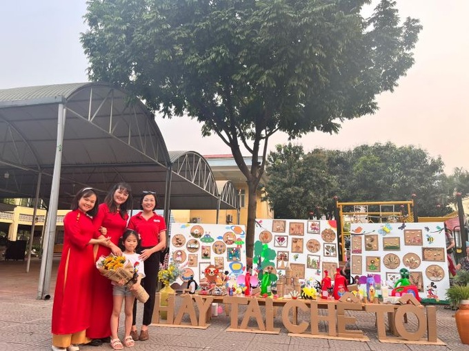 Cô và trò Trường mầm non Sao Mai hưởng ứng Giờ Trái đất.
