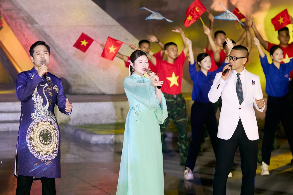 Sao mai Thu Hằng xúc động hát tri ân liệt sĩ tại Quảng Trị - 1 Sao mai Thu Hằng xúc động hát tri ân liệt sĩ tại Quảng Trị - 1