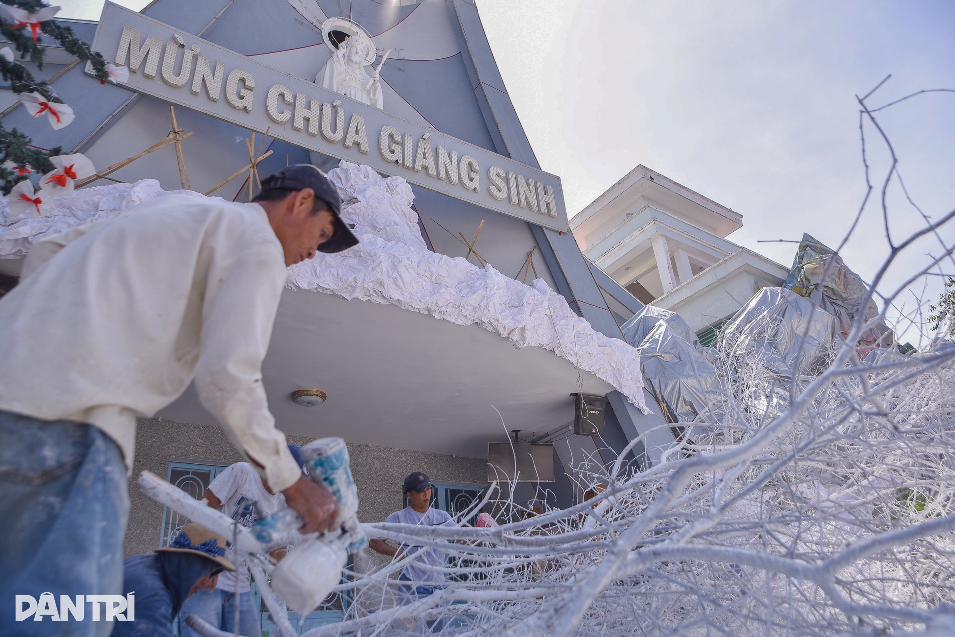 Xóm đạo TPHCM tất bật trang trí Giáng sinh - 1 Xóm đạo TPHCM tất bật trang trí Giáng sinh - 1