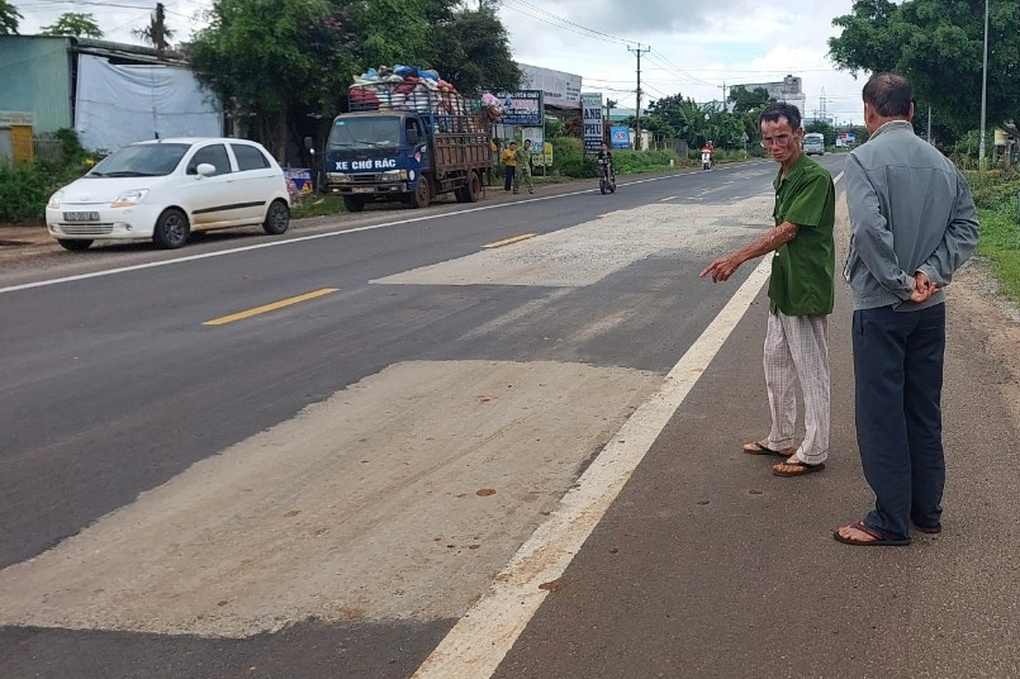 Kỳ lạ dùng... xi măng trám ổ gà trên quốc lộ 14 - 1 Kỳ lạ dùng... xi măng trám ổ gà trên quốc lộ 14 - 1
