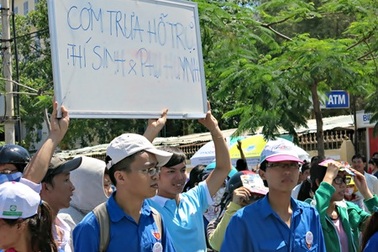 Ấm lòng những suất cơm trưa miễn phí dành tặng thí sinh