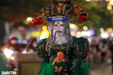 Giới trẻ TPHCM hóa trang kỳ dị chơi Halloween sớm trên phố Nguyễn Huệ