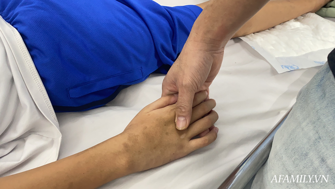 Thương tâm: Bé trai nằm liệt một chỗ sau tai nạn khóc nức nở trên giường bệnh, cha vay hàng trăm triệu đồng cứu con - Ảnh 9. Thương tâm: Bé trai nằm liệt một chỗ sau tai nạn khóc nức nở trên giường bệnh, cha vay hàng trăm triệu đồng cứu con - Ảnh 9.
