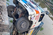 Xe tải chở lúa làm sập cầu dân sinh