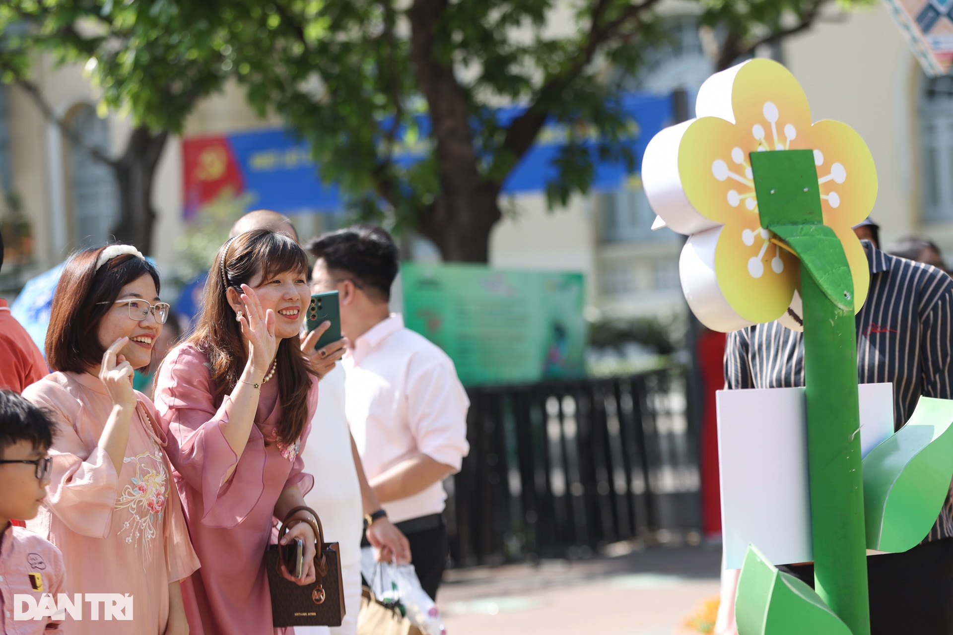 Người dân TPHCM tấp nập đổ về đường hoa Nguyễn Huệ du xuân sáng 29 Tết - 11 Người dân TPHCM tấp nập đổ về đường hoa Nguyễn Huệ du xuân sáng 29 Tết - 11