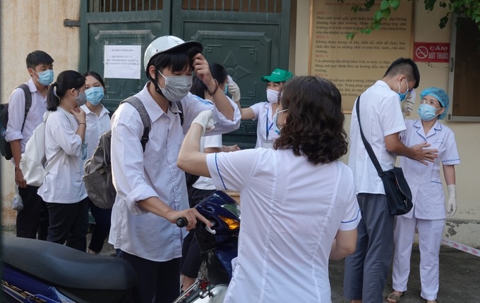 Khuyến khích giáo viên, học sinh test nhanh trước khi đến trường. Ảnh: XQ