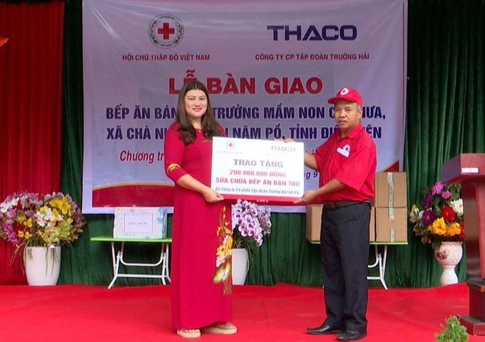 Đại diện Hội Chữ thập đỏ tỉnh bàn giao công trình cho Trường Mầm non Chà Nưa.