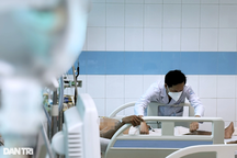 Người đàn ông 33 tuổi nguy kịch vì... viên gạch rớt trúng móng chân