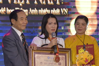 MC Trúc Thy khóc nghẹn khi nhận bằng xác lập kỷ lục Việt Nam