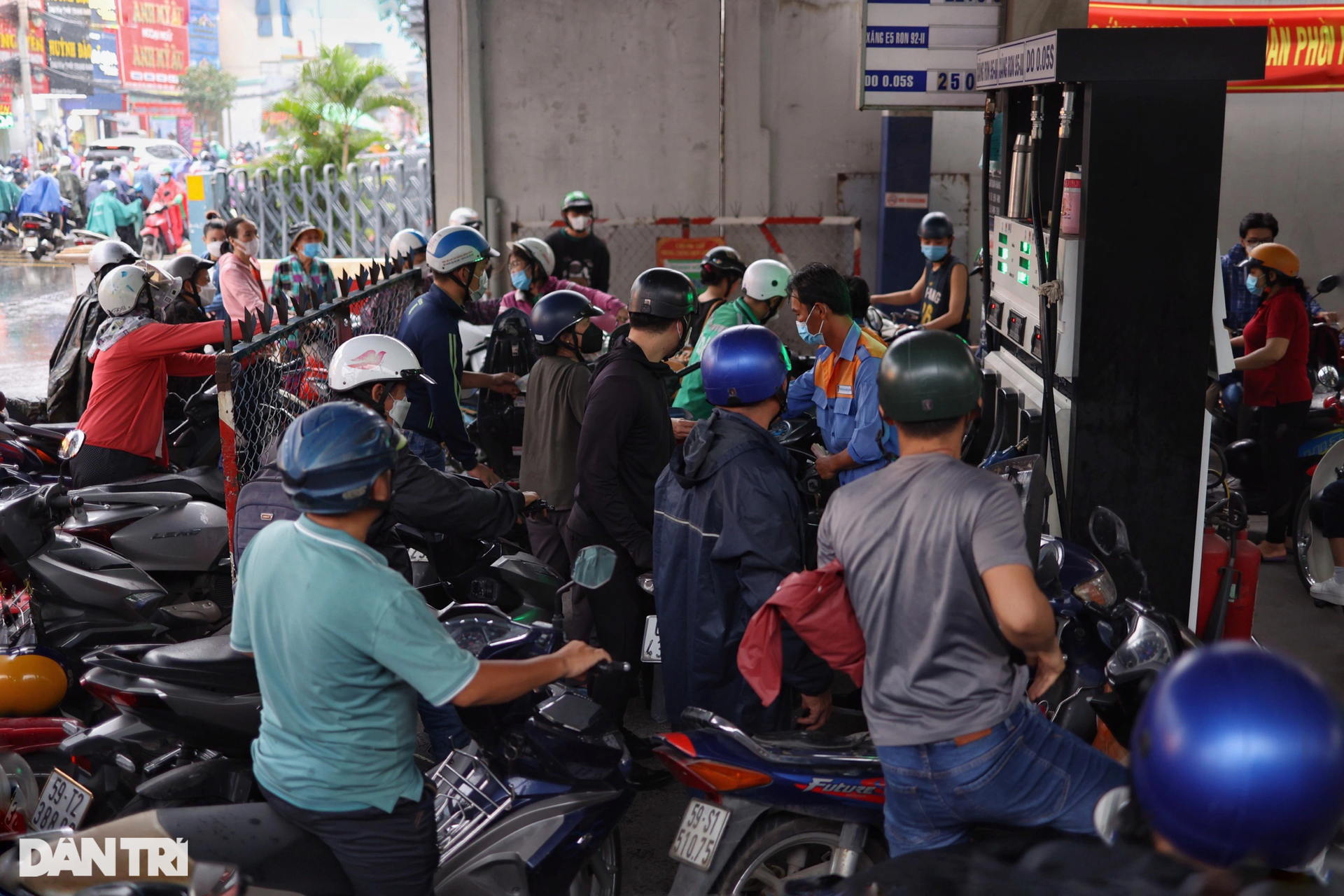 Sau tăng giá, nhiều cây xăng ở TPHCM vẫn đóng cửa do hết hàng - 11 Sau tăng giá, nhiều cây xăng ở TPHCM vẫn đóng cửa do hết hàng - 11