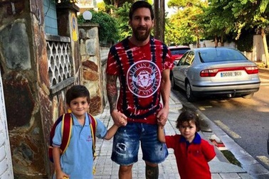 Messi gây xúc động mạnh với hình ảnh dắt tay con đi tới trường