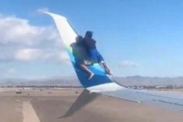 Khó hiểu người đàn ông trèo lên ôm cánh máy bay trước khi cất cánh